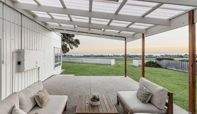 Bellarine Beach shack on the Esplanade in Portarlington, beach and city views.