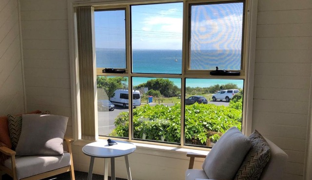 BINALONG BEACH COTTAGE Beachfront at Bay of Fires Next to Restaurant