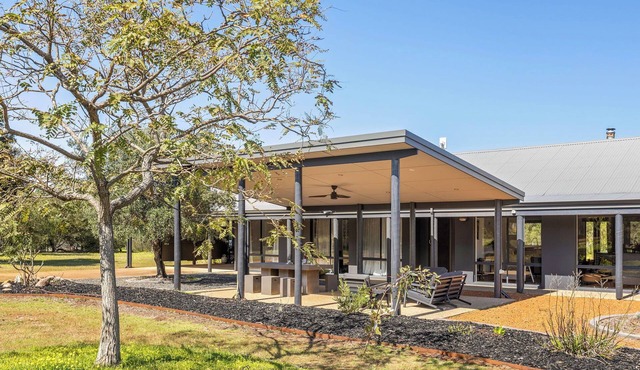 Birdsong Sanctuary: top family choice! Huge yard and separate living/games rooms