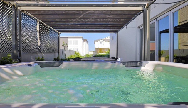 'Blue Bay Bliss' - Private Spa/Luxury Apartment.