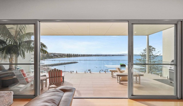 BOOK 3, PAY FOR 2 NIGHTS The Bluff Villa 4-121 Franklin Pde Encounter Bay