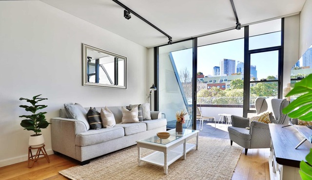 Boutique 2BR Penthouse - Split Level· View· Parking