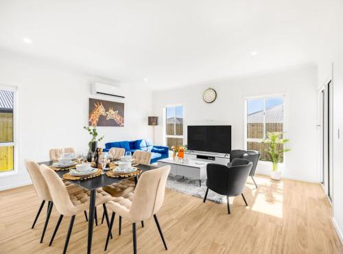 Brand New Comfy Home 4Bedroom designer furniture in Springfield Lakes