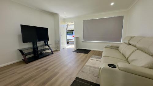 Brand-New Unit in a Modern Complex – Your Perfect Getaway!