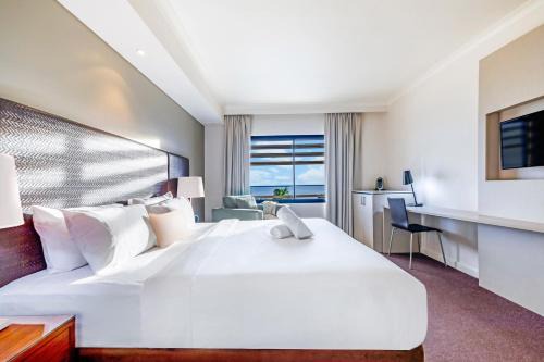 Bright Side Resort Living with Pool on Esplanade