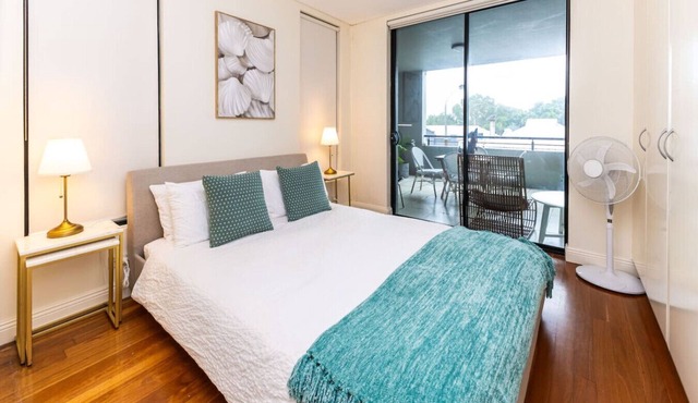 Bright & Spacious 2 BDR w/Pool Parking Balcony AC in Bondi