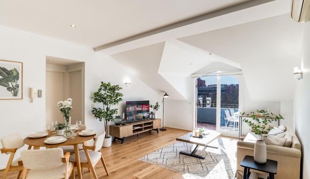 Bright stylish gem in central Melbourne