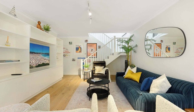 Bright Townhome with Courtyard in Neutral Bay