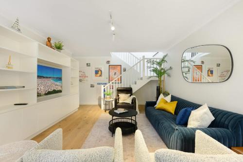 Bright Townhome with Courtyard in Neutral Bay