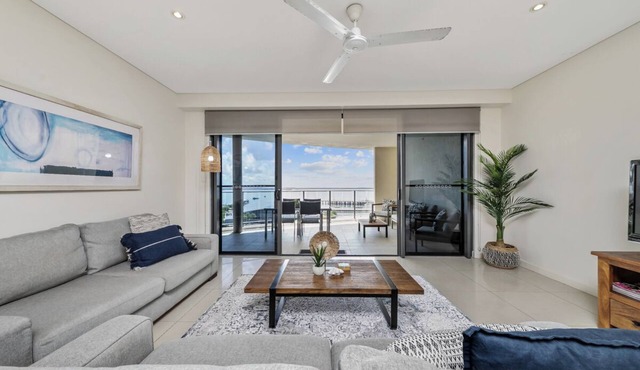 Brilliant Harbour Views & Lap Pool: walk to shops