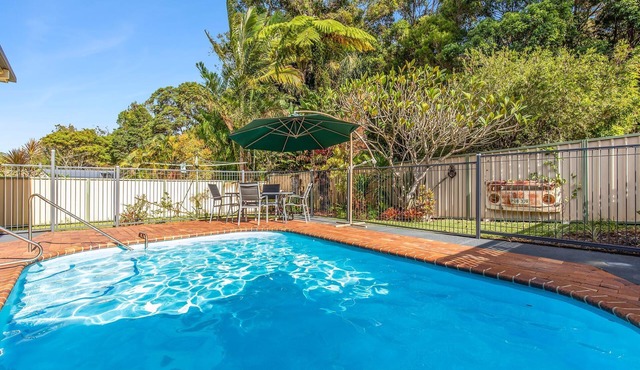 Brodie Getaway - 3 Brm with Private Pool, Pet Friendly, Near beach and creek.