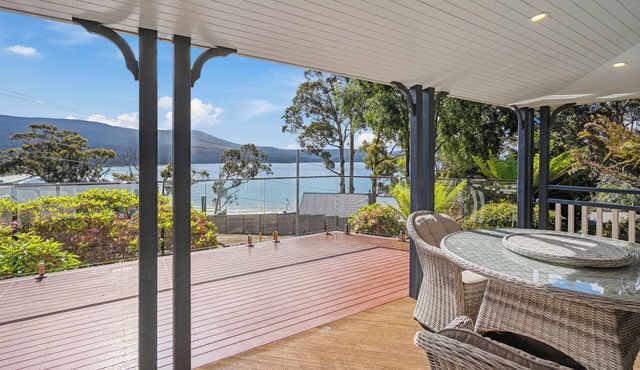 Bruny Island Retreat- Stunning bay views/spacious comfort/beach just steps away
