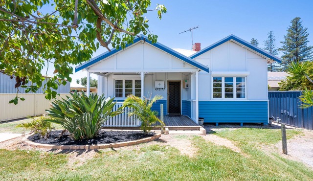 BUNGALOW ON BURGES Ideal for both workers or families, nice and close to town