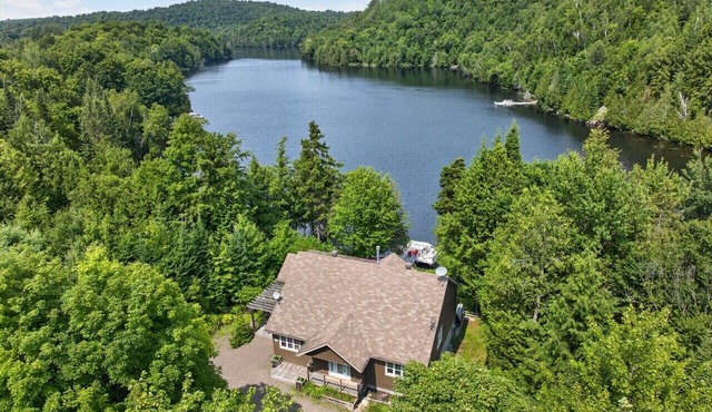Chalet Flora | HotTub | Lake | Kayaks & Paddle SUP in Les Pays-d`en-Haut Regional County Municipality