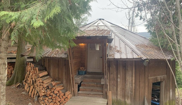 Cabin in Mountain Station - Easy Walk to Town and bordering the Rail to Trail in Nelson