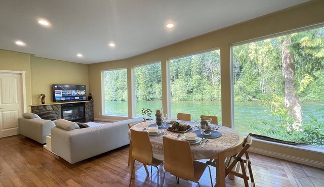 Campbell River 2 bedroom Fishing Lodge - River View in Campbell River