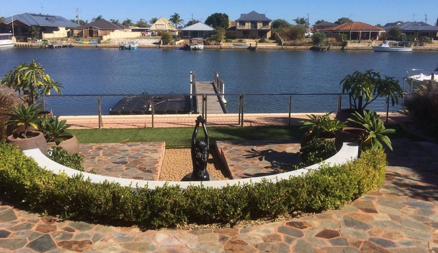 Canal Freedom holiday house in South Yunderup 4 Bedroom 2 Bathroom