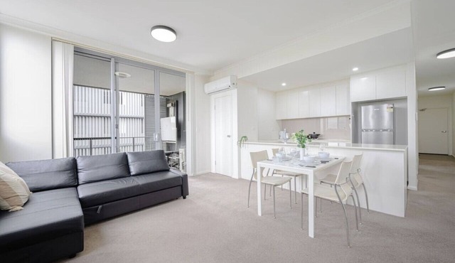 Canterbury fashion 2Br steps to Train & Woolworths