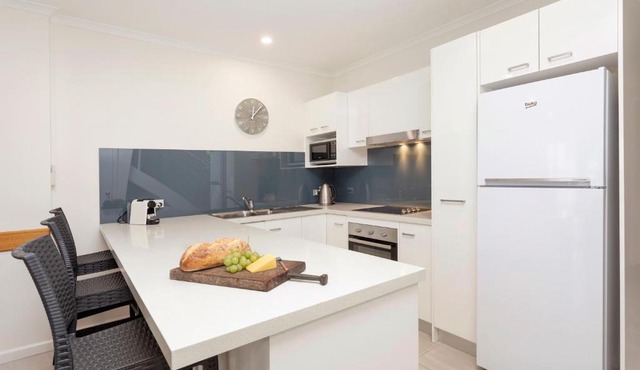 Captains Cove Resort - Absolute Waterfront Apartments