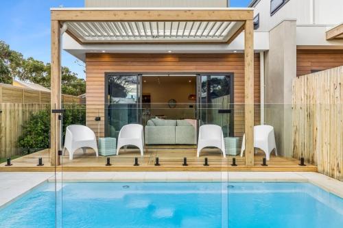 Carr Street Pool House Barwon Heads, Sleeps 10, Elevator, Heated Pool, 5 bedroom, 3 bathroom