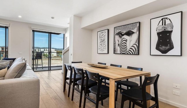 Castaway Villa - Luxe on the Marina Walk to Beach