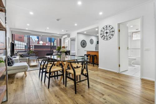 CBD 3BR - Sleeps 6 on Exhibition