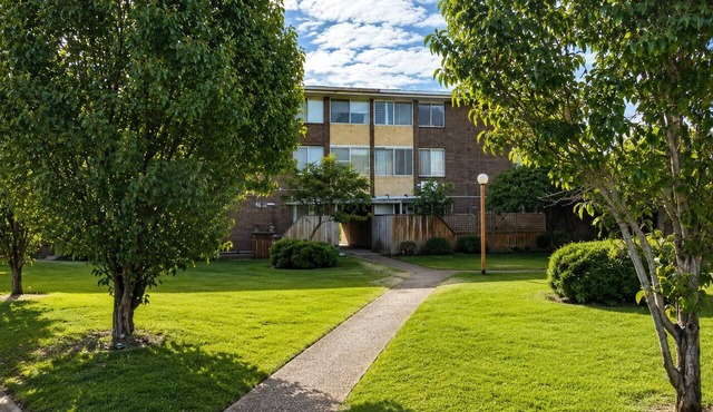 Centra Location. close to the CBD, Beaches,shops and near by attractions.
