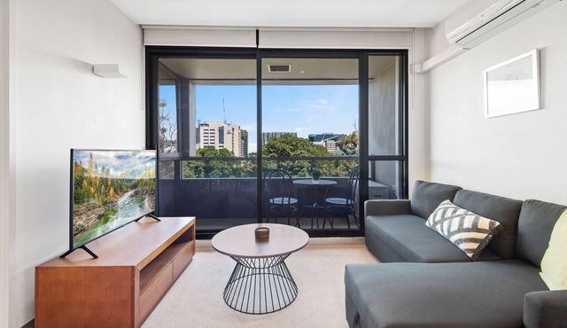 Central 1-Bed Apartment with Secure Parking