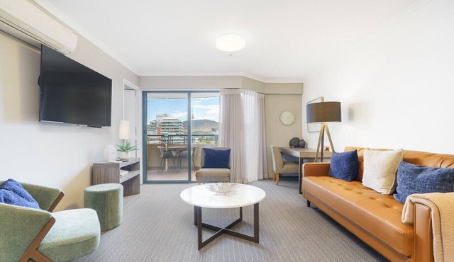 Central 2BR apartment, Hotel vibe, Walk everywhere