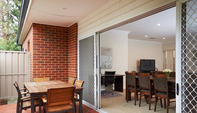 Central 4 Bedroom House - Free Wifi & Parking