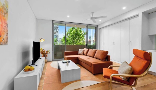 Central art-filled 2 beds with balcony & aircon