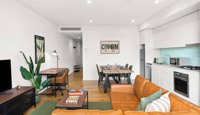 Central charming 2 beds with balcony & aircon