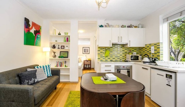 Central & Cozy Fitzroy Studio Apartment with parking