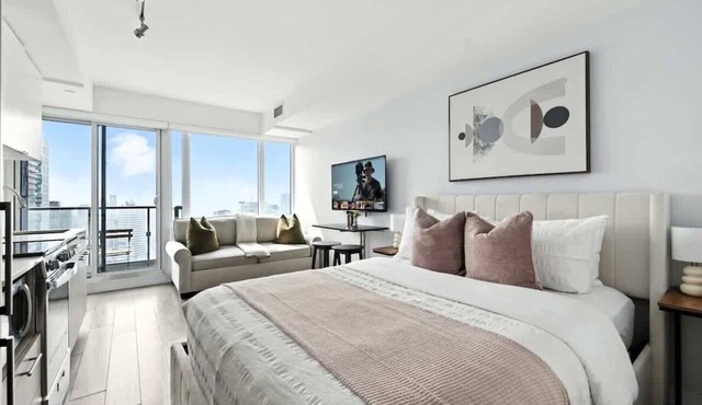 Central Downtown Studio | Balcony & City Views in Toronto