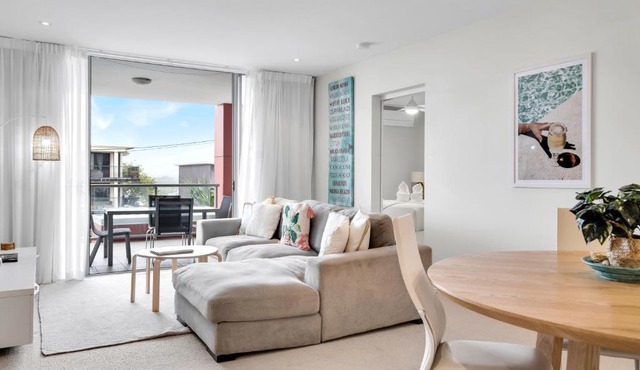 Central Kings Beach 2 BR APT w Pool and Spa access in Caloundra