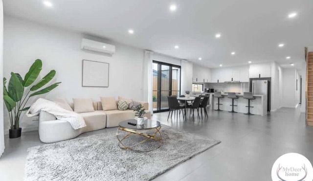 Central Oakleigh East Amenities & Parking