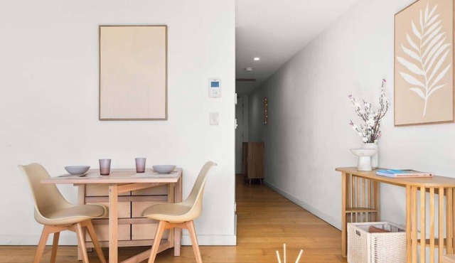 Central peaceful 1 bedroom with balcony & aircon