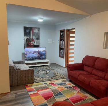Central Shenton unit Outside Dog Friendly, near hospital