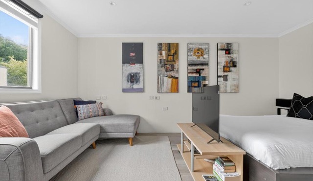 Central Studio with Pool, Gym Access 2mins Walk Beach