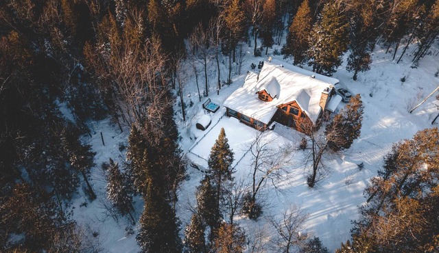 Chalet Silver Fox at Fiddler Lake with Hot Tub, Sauna, and Private Pool in Mille-Isles