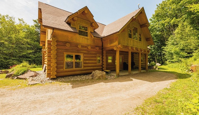 ChaletsOais Luxury lakefront 5 bedroom log home with private hot tub in Mille-Isles