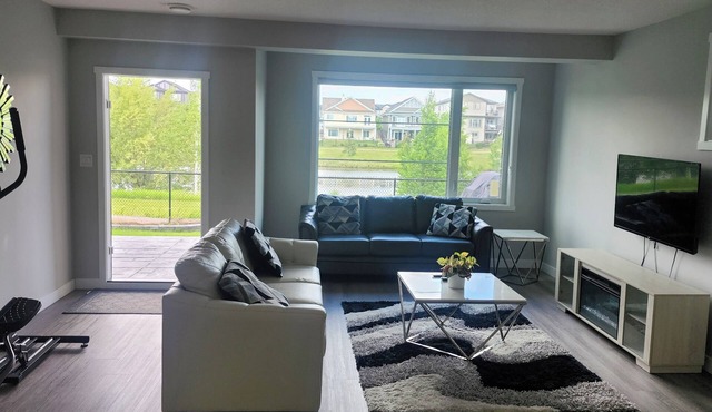 Charming 1-bedroom walkout pond backing suite with fitness machine, AC and bbq in Beaumont