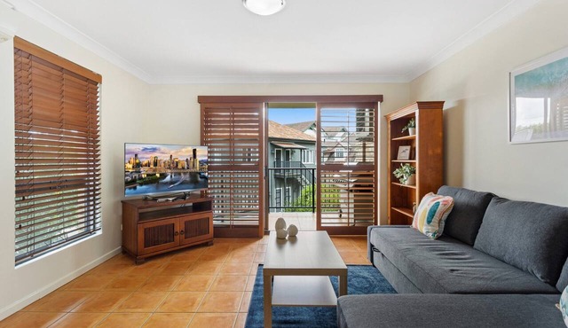 Charming 2-Bed Apartment with City Views in New Farm