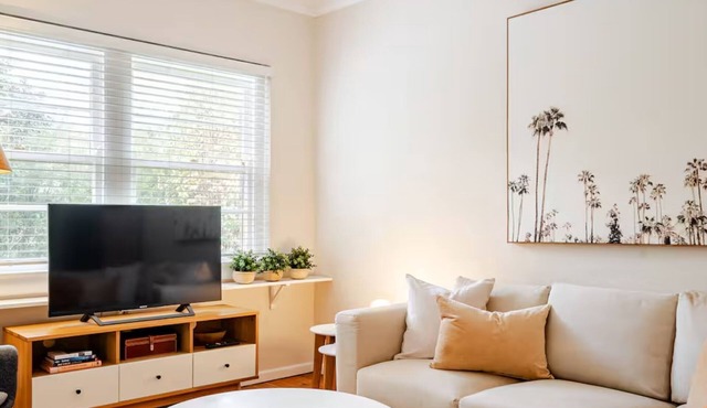Charming Art Deco Retreat Minutes From The CBD