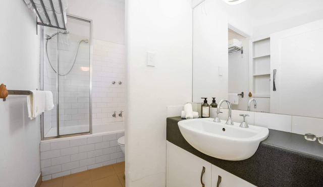 Charming Fitzroy Apartment Near Gardens & Museum