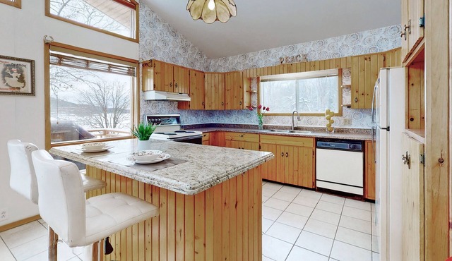 Charming lakefront cottage on Little Doe Lake in Muskoka area in Katrine