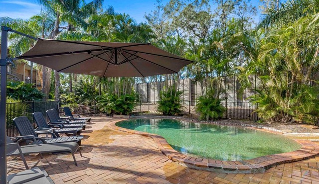 Charming Suite Easy Access 2 CBD by Custom Bnb Hosting in Brisbane