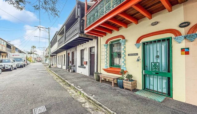 Charming Townhouse Steps from Newcastle Beach