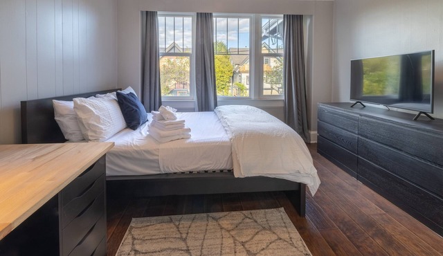 Chez Villa-Great Little Spot by Cook St Village and Beacon Hill Park by Victoria Prime! in Victoria