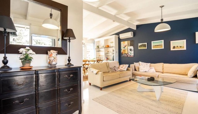Chiara's Art Cottage Coastal Garden Retreat